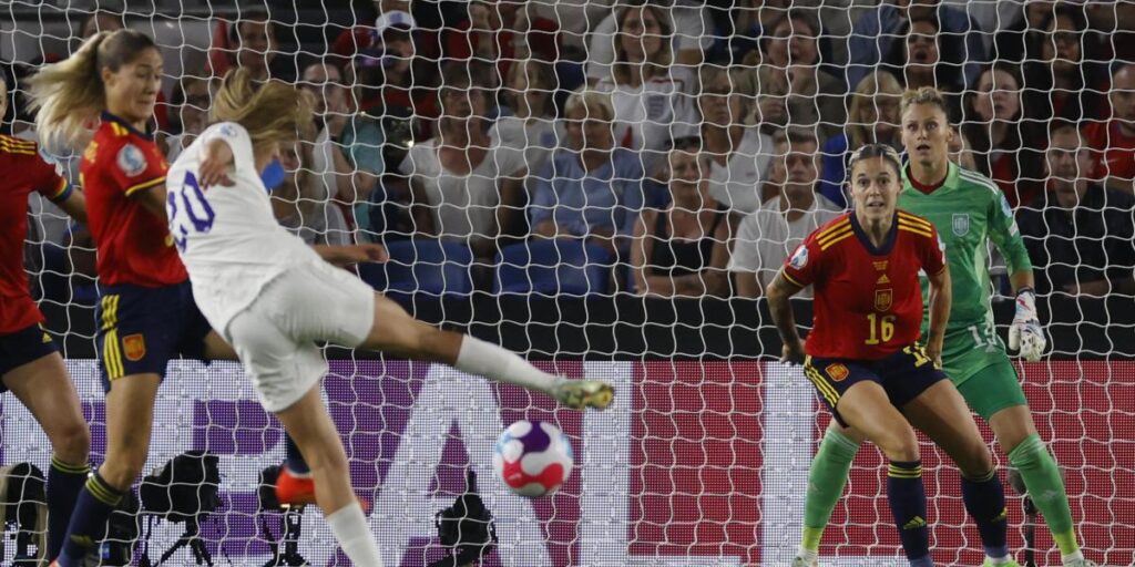 Inglaterra empata en el 84'