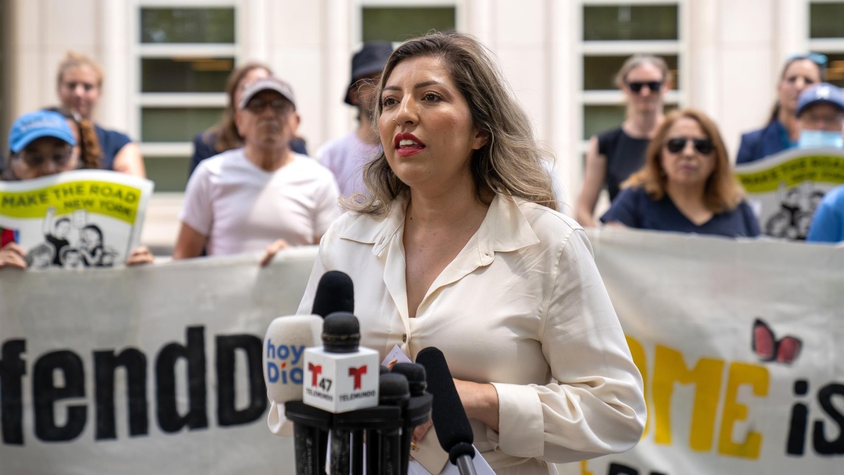 Inmigrantes inician batalla legal para regularizar situación de 80,000