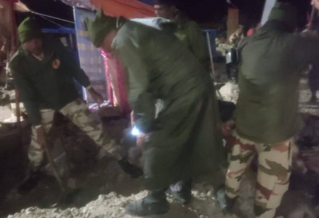 Inundación en cueva sagrada de la India deja al menos 13 muertos y 40 personas desaparecidas
