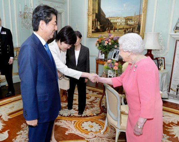 Isabel II junto a Shinzo Abe / Gtres