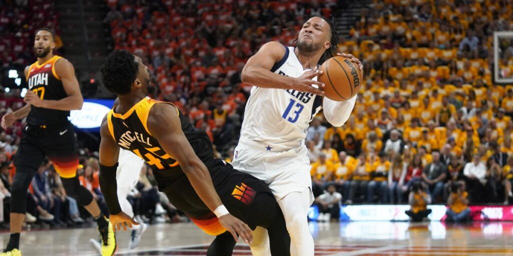 Jalen Brunson firma por los Knicks