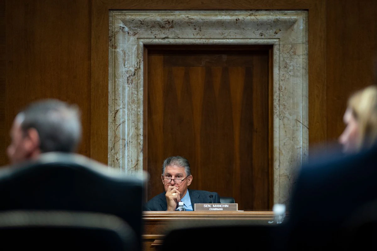 Joe Manchin, el senador demócrata rebelde que resucitó la moribunda agenda de Biden