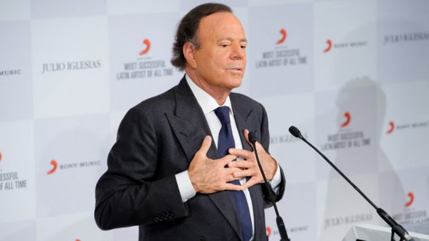 Julio Iglesias durante una rueda de prensa / Gtres