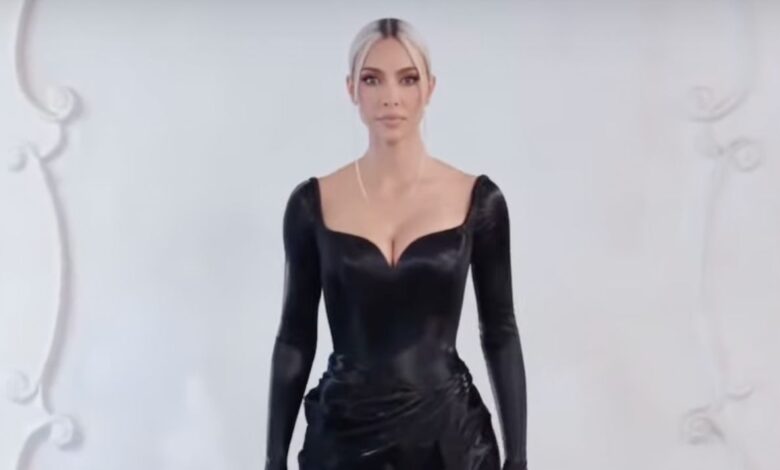 Kim Kardashian camina por la pasarela en el desfile de modas de Balenciaga