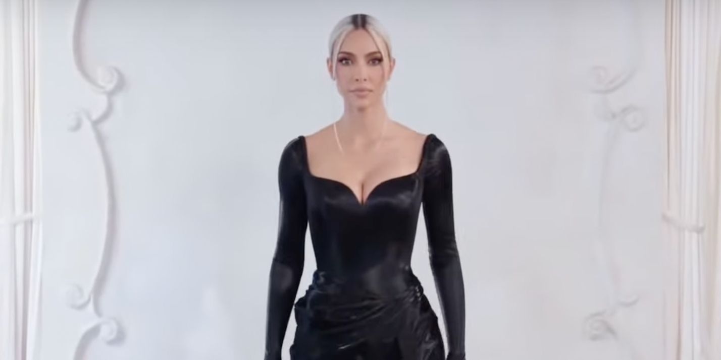 Kim Kardashian camina por la pasarela en el desfile de modas de Balenciaga