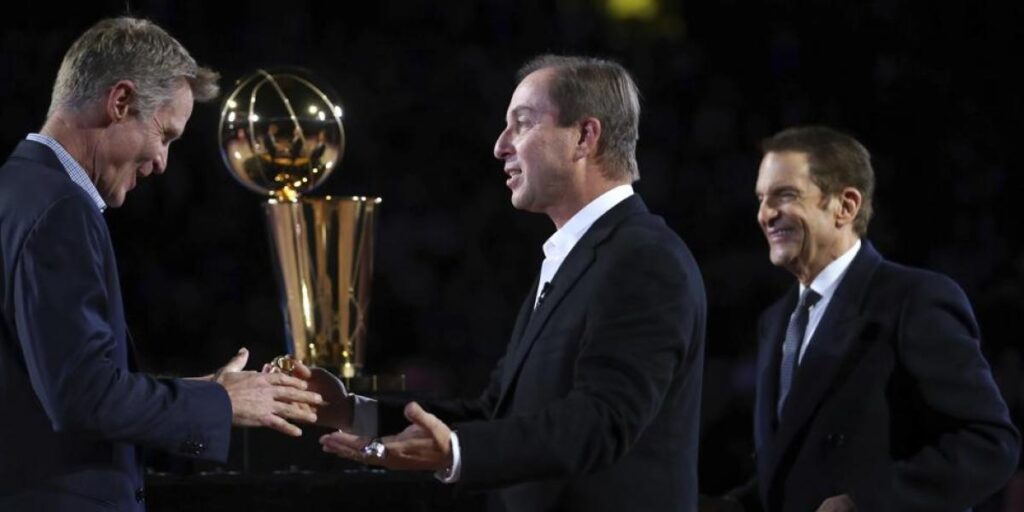 La NBA multa al propietario de los Warriors por quejarse de la tasa de lujo