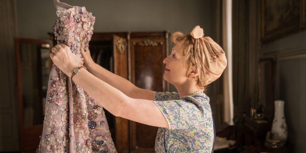 La Sra. Harris va a la revisión de París: Lesley Manville brilla en un cuento saludable de la década de 1950