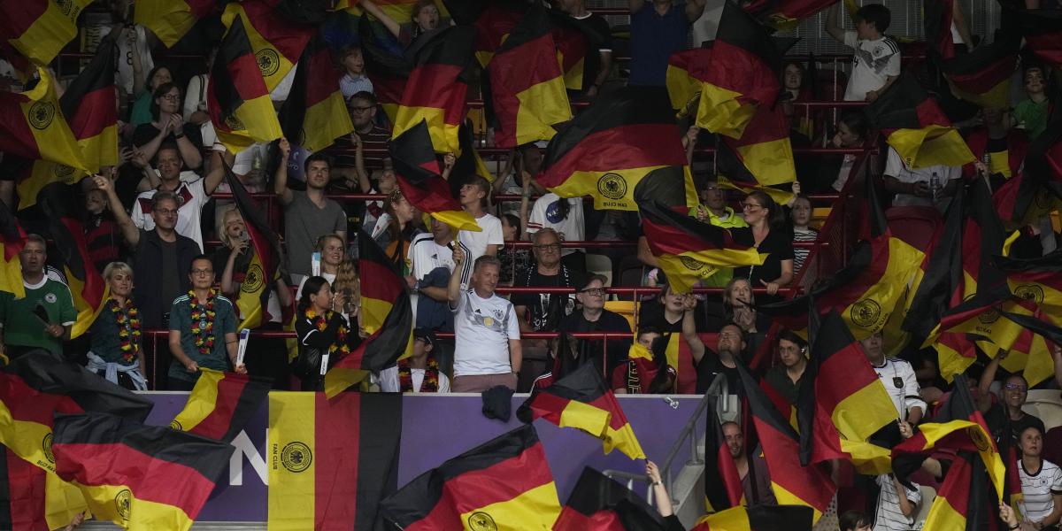 La UEFA probará las localidades de pie la próxima temporada