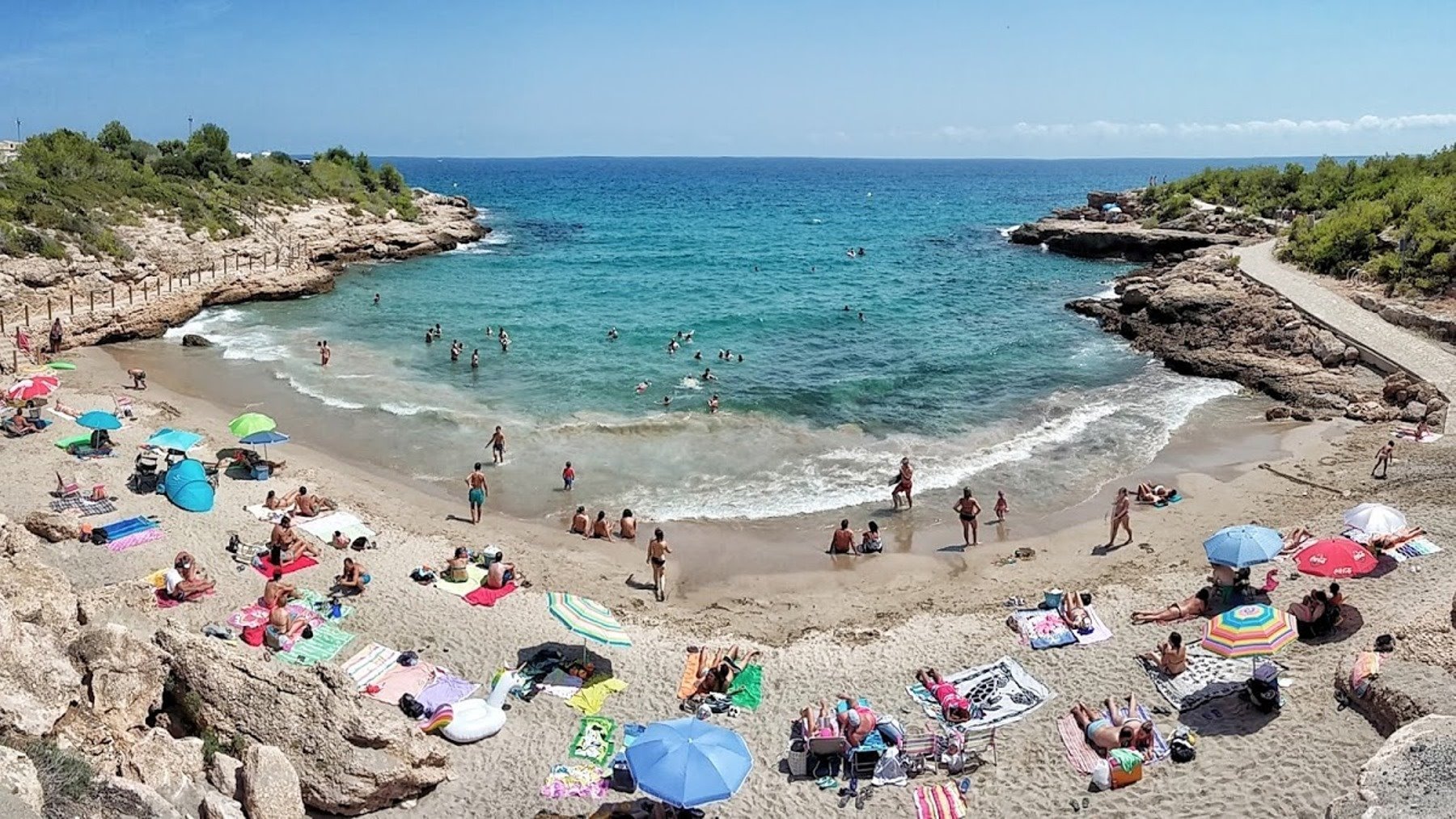 La cala española con aguas cristalinas que te hará creer que estás en Santorini