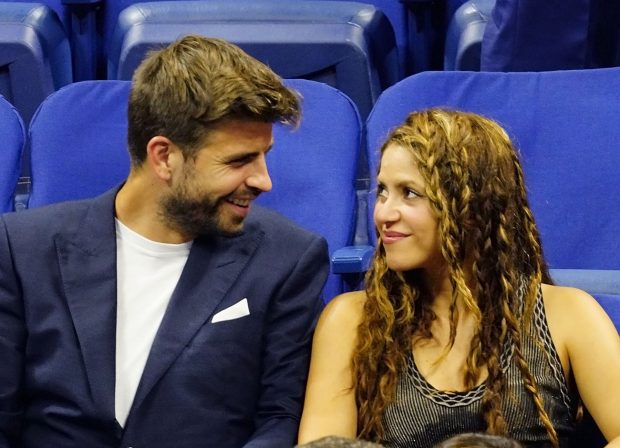 Piqué y Shakira mirándose / Gtres