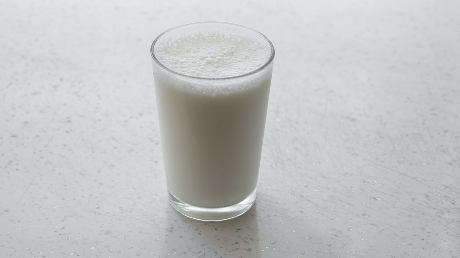 La diferencia entre leche entera, semidesnatada y desnatada y cuál es más saludable