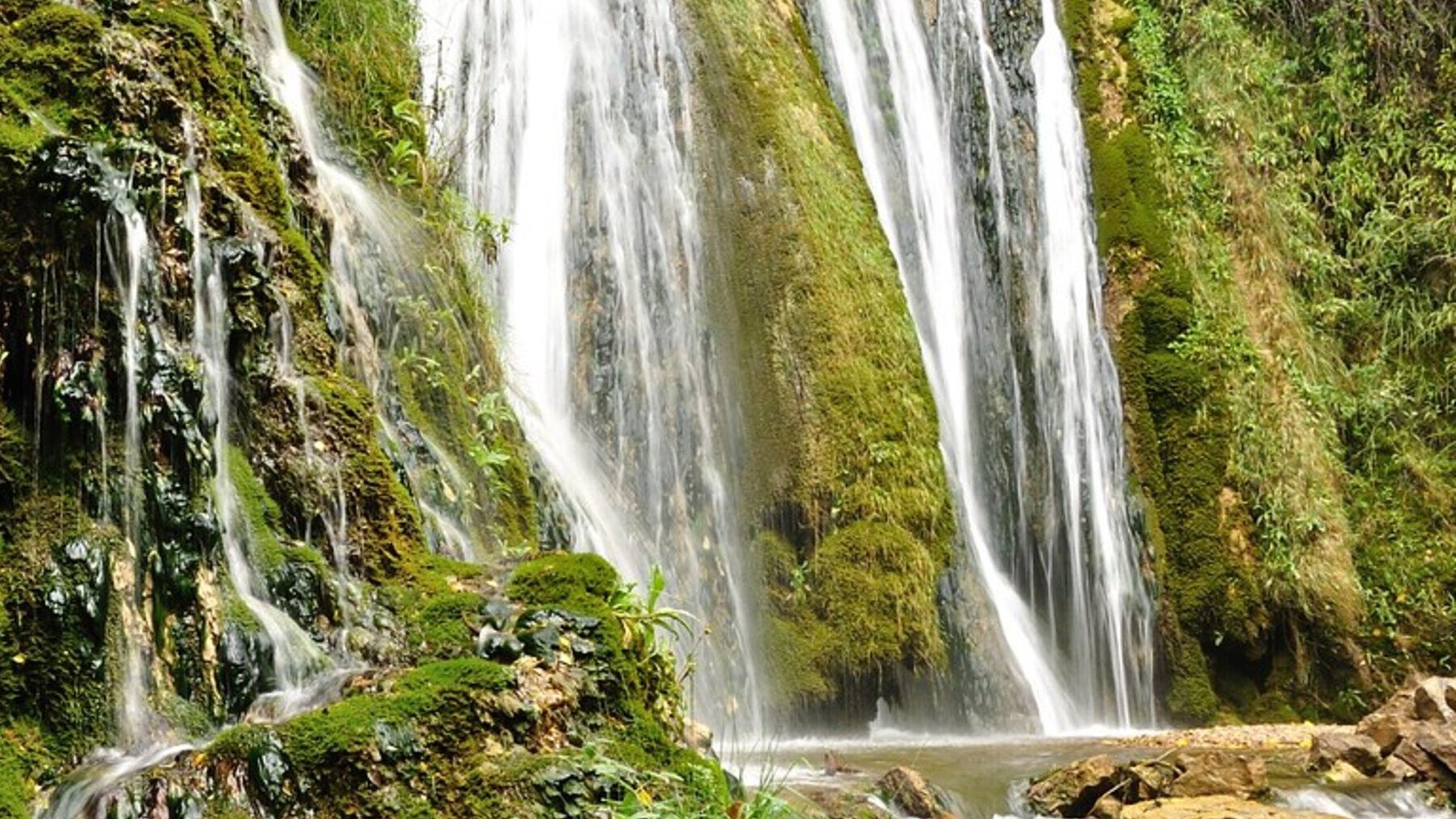 La espectacular ruta que atraviesa una impresionante cascada, perfecta para este verano
