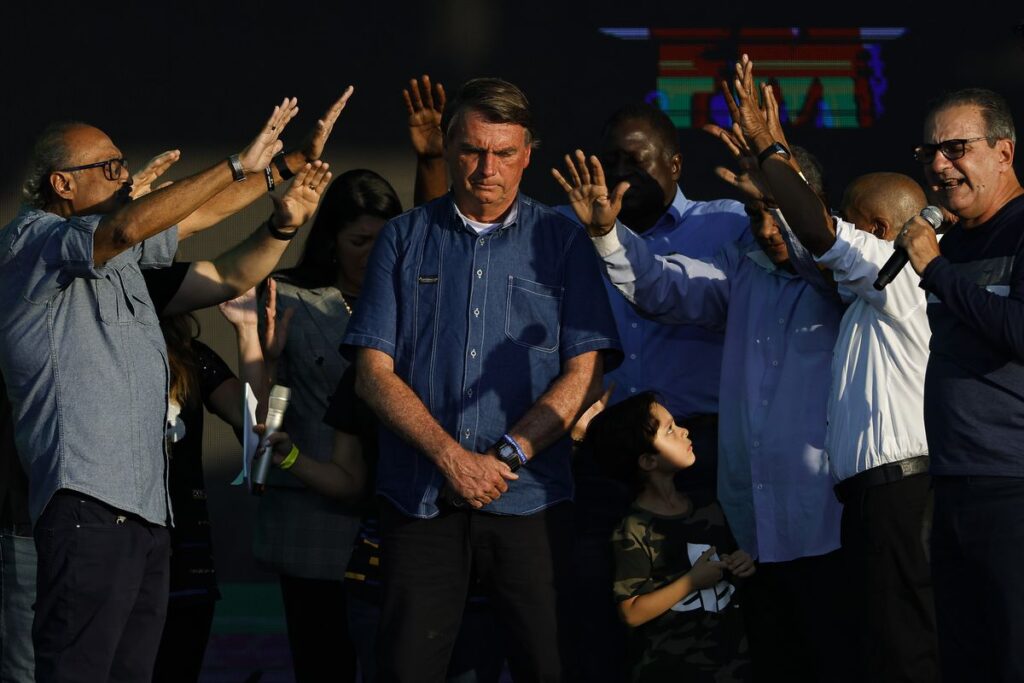 La estrategia de Bolsonaro: cuestionar las elecciones y repartir dinero público
