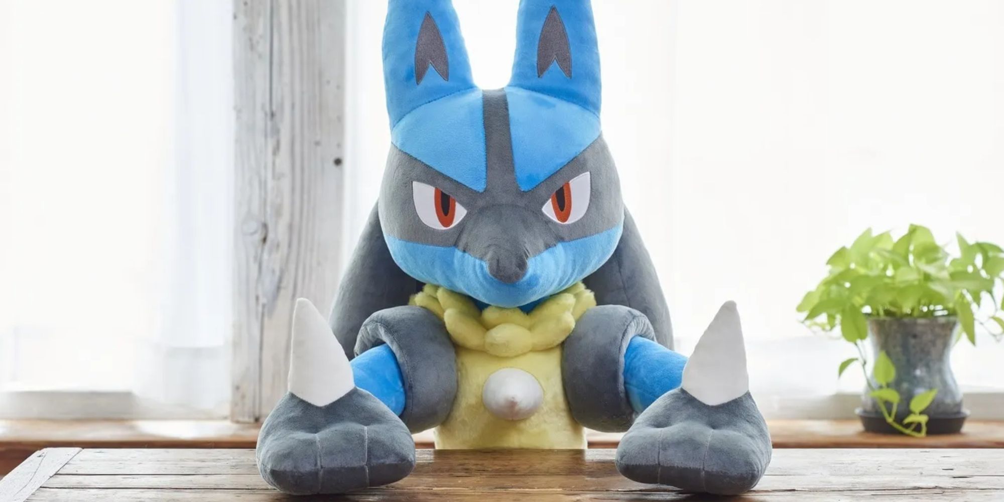 La muñeca de peluche Lucario de tamaño natural de Pokémon ahora está abierta para pedidos anticipados