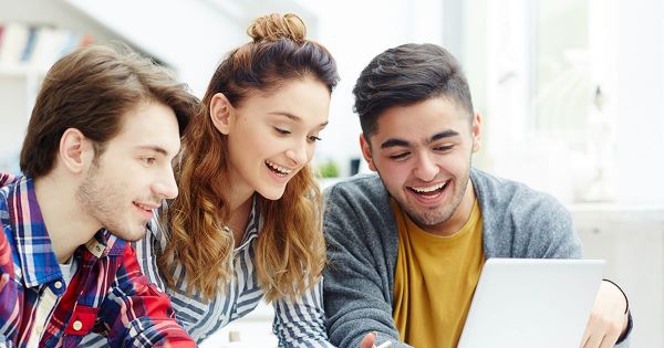 La música, podcasts y playlists que eligen los jóvenes Generación Z y define su perfil consumidor