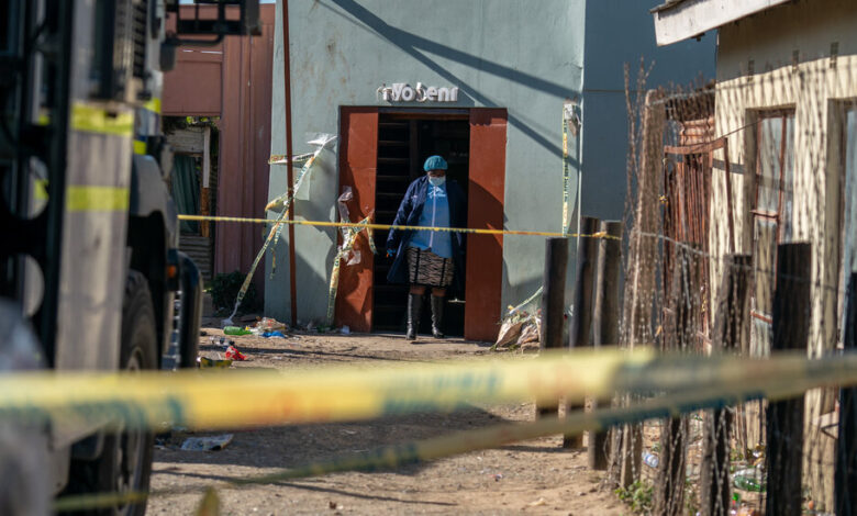La policía arresta al propietario de una taberna sudafricana donde murieron 21 adolescentes