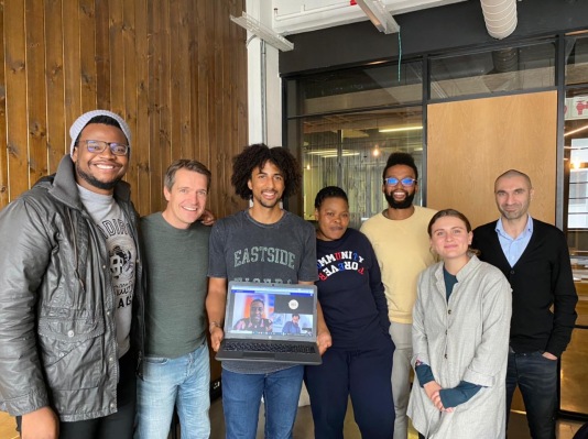 La startup sudafricana Qwili obtiene 1,2 millones de dólares para escalar su aplicación y su teléfono inteligente de bajo costo con NFC