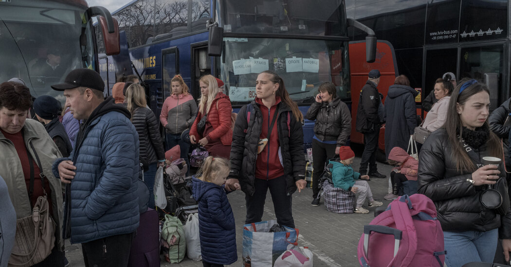 La tarea hercúlea de Ucrania: ayudar a millones cuyas casas están en ruinas o en manos de Rusia