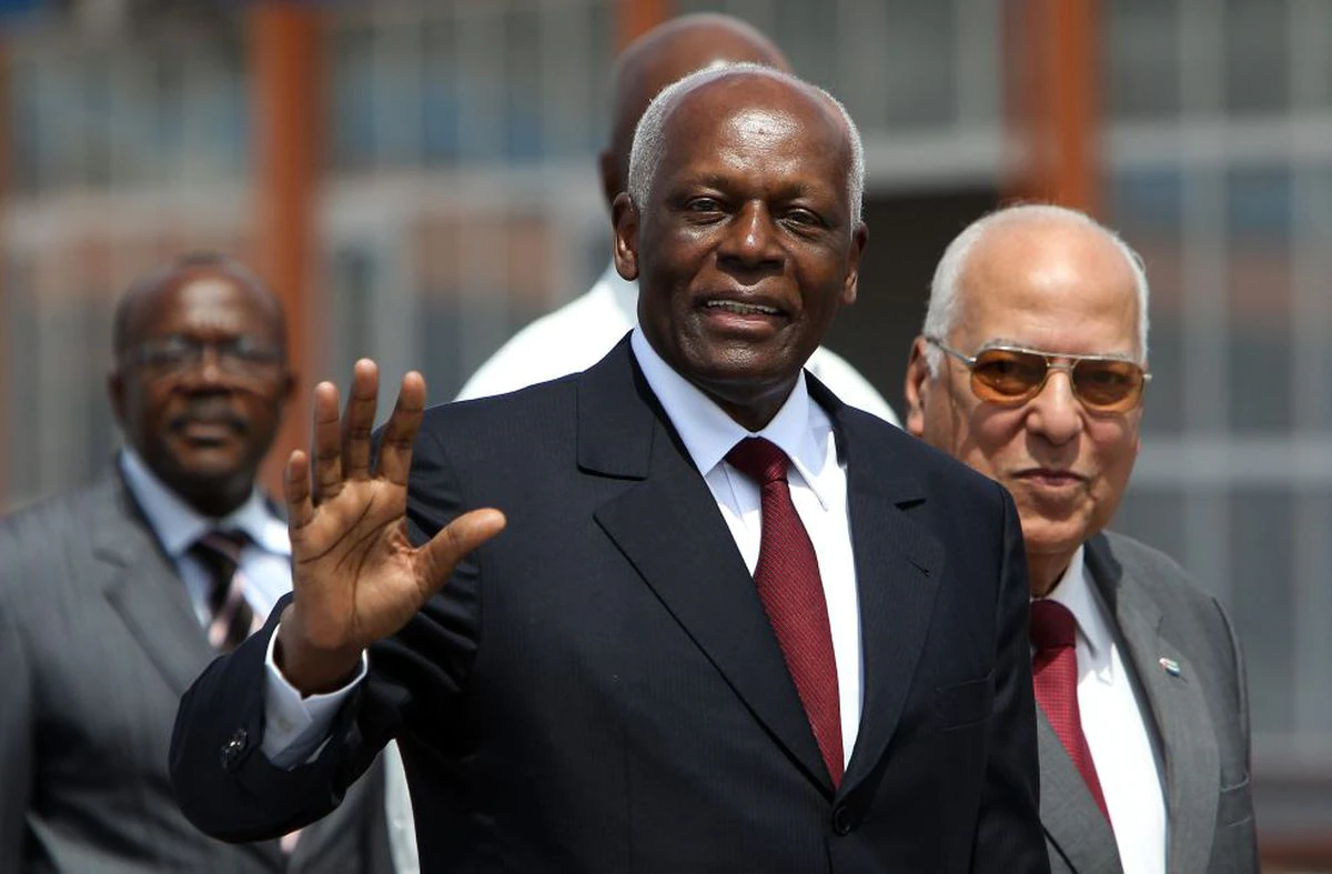 La vida del expresidente de Angola se apaga en un hospital de Barcelona entre sospechas de homicidio