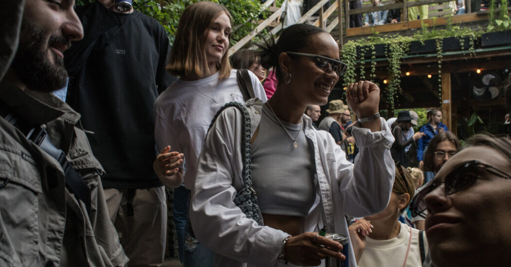 La vida nocturna de Kyiv regresa en medio de la necesidad de contacto.  'Esta es la cura'.