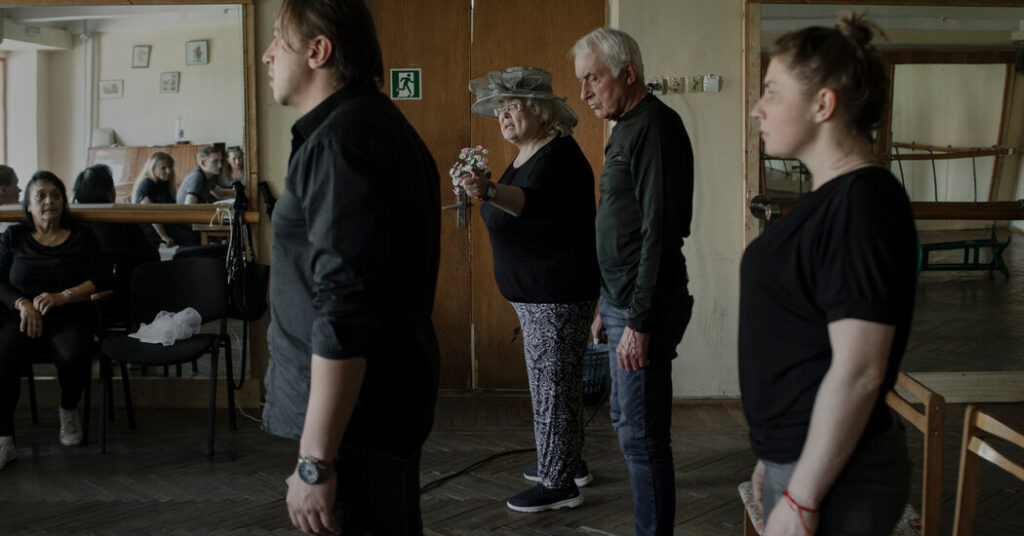 'Larga vida al teatro': la compañía de teatro de Mariupol vuelve a actuar