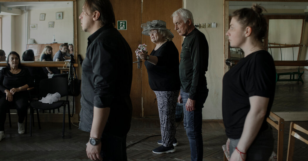 ‘Larga vida al teatro’: la compañía de teatro de Mariupol vuelve a actuar