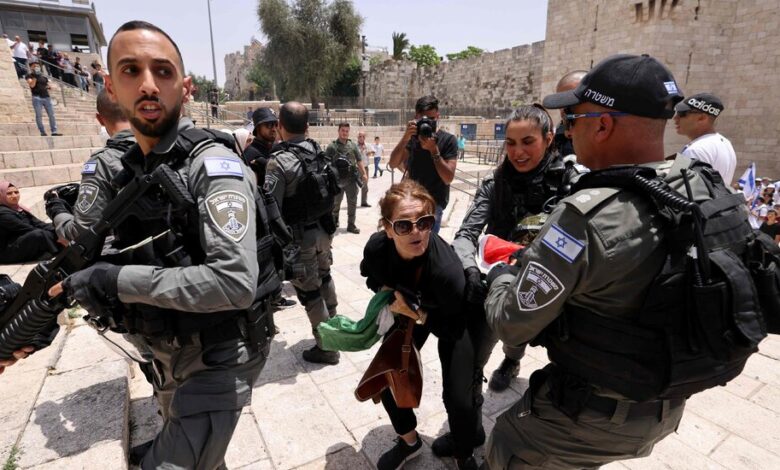 Las banderas palestinas no son ilegales en Israel. Todavía se derriban.