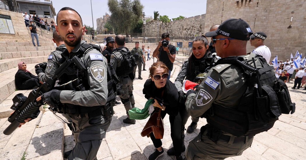 Las banderas palestinas no son ilegales en Israel.  Todavía se derriban.