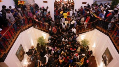 Las protestas masivas por la crisis económica fuerzan la dimisión del presidente y del primer ministro en Sri Lanka