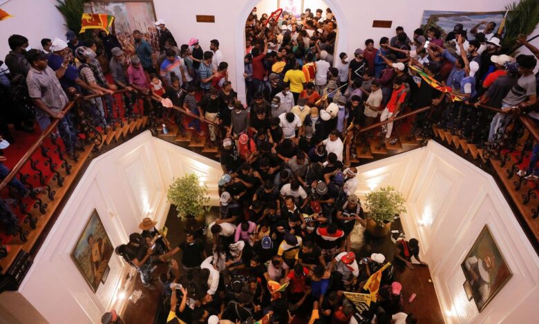 Las protestas masivas por la crisis económica fuerzan la dimisión del presidente y del primer ministro en Sri Lanka