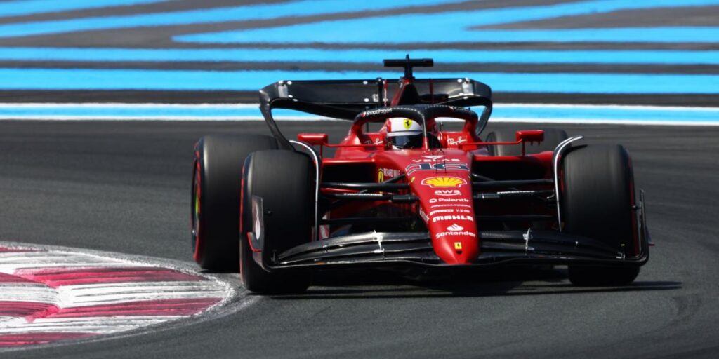 Leclerc, pole a rebufo de Sainz para batir a Verstappen