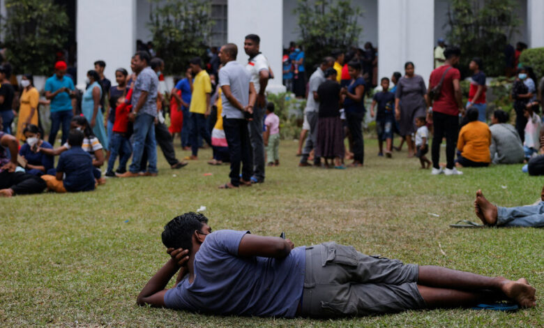Líderes asediados escondidos, los habitantes de Sri Lanka preguntan: ¿Qué sigue?