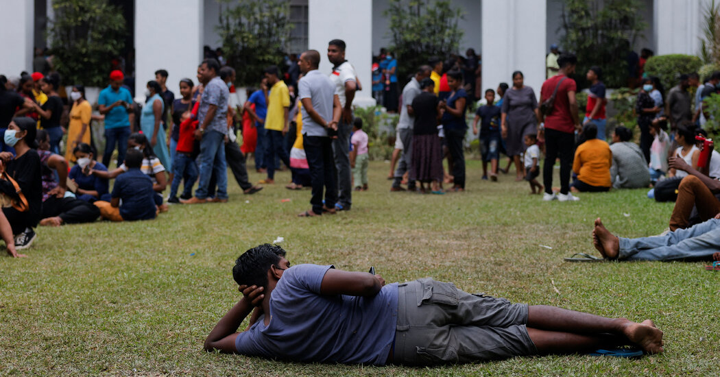 Líderes asediados escondidos, los habitantes de Sri Lanka preguntan: ¿Qué sigue?