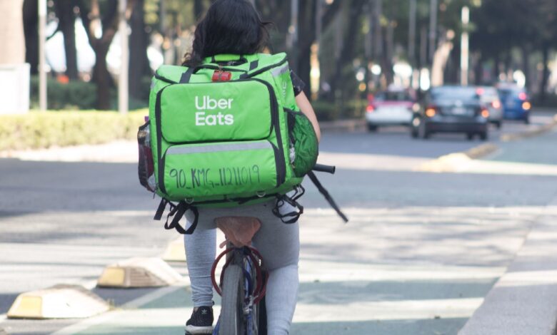 Llaman trabajadores por aplicación a remediar presunta ilegalidad en la que opera Uber