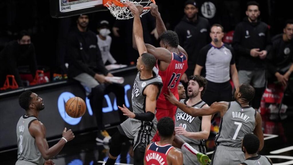 Los Angeles Lakers fichan a Thomas Bryant