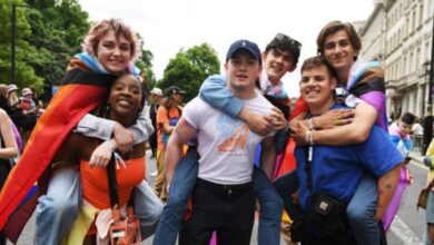 Los actores de 'Heartstopper' plantan cara unos homófobos en el 'Pride' de Londres