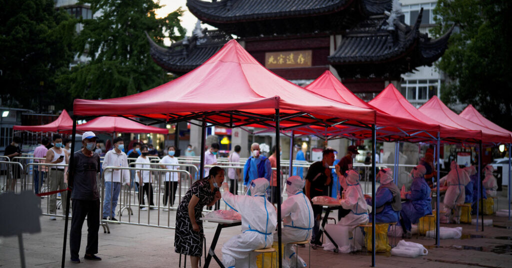 Los brotes en China provocan bloqueos rápidos y temores de problemas económicos