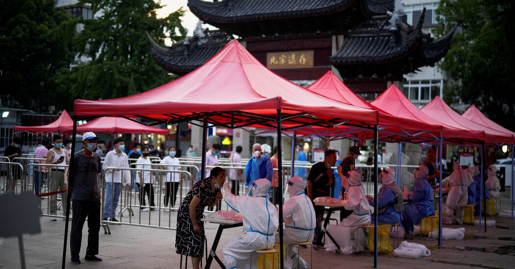 Los brotes en China provocan bloqueos rápidos y temores de problemas económicos