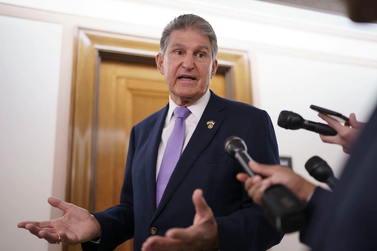 Los demócratas acuerdan con su senador rebelde Manchin desbloquear el plan económico de Biden