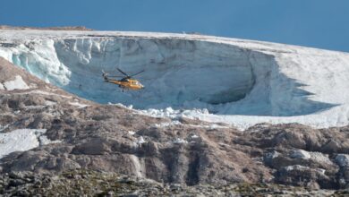 Los equipos de rescate buscan al menos a 15 desaparecidos del desprendimiento de un glaciar en Italia sin casi esperanzas de hallarlos vivos