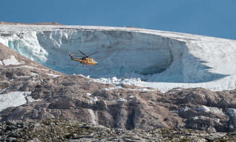 Los equipos de rescate buscan al menos a 15 desaparecidos del desprendimiento de un glaciar en Italia sin casi esperanzas de hallarlos vivos