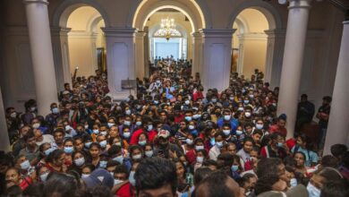 Los manifestantes se atrincheran en el palacio presidencial de Sri Lanka