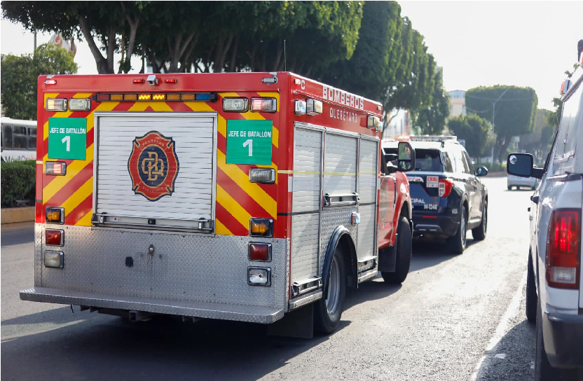 Madre e hijo sufren accidente en moto, sobre avenida Zaragoza en el centro de Querétaro