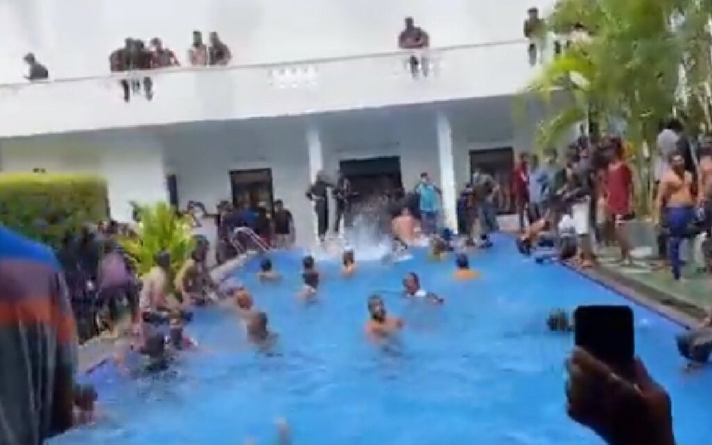 Manifestantes en Sri Lanka llegaron hasta la alberca del palacio presidencial | Video