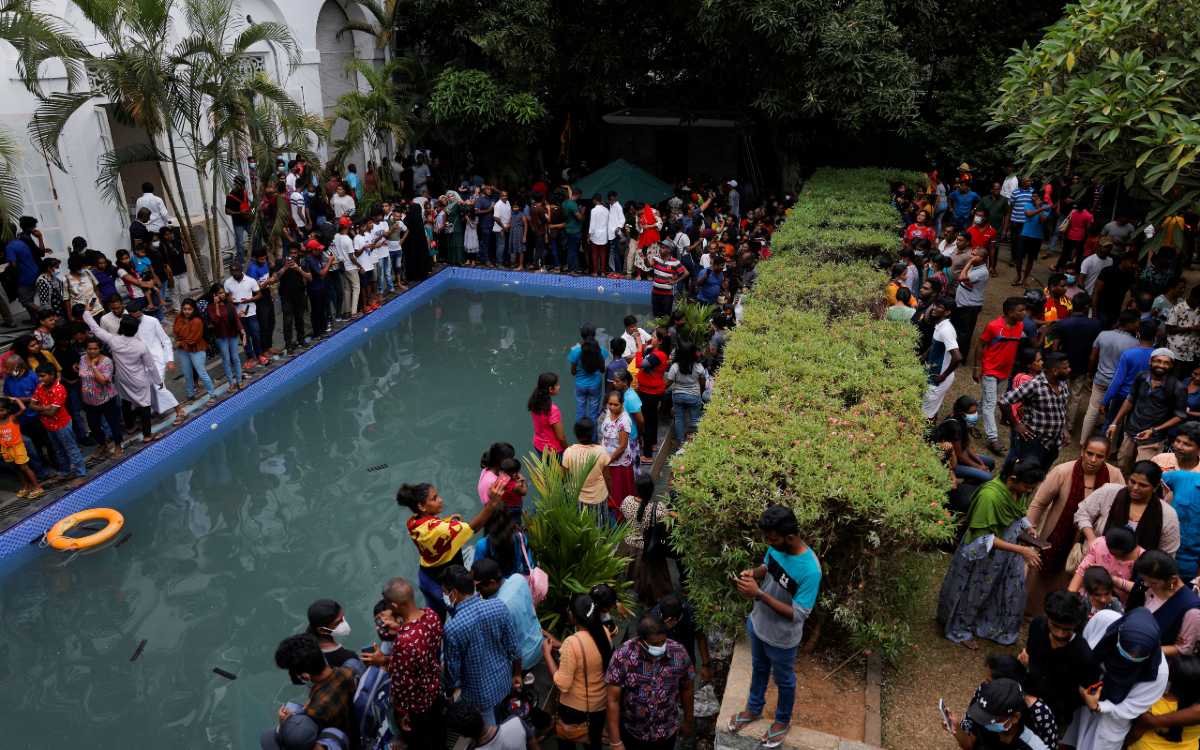 Manifestantes entregan a la policía casi 50 mil dólares hallados en el palacio presidencial de Sri Lanka