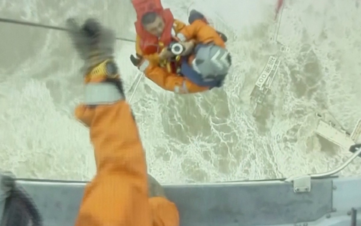 Más de 24 tripulantes desparecidos tras paso de tormenta Chaba por Hong Kong | Video