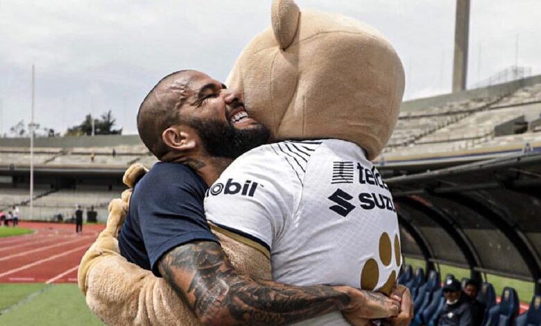 "Mi Nuevo amigo"; Dani Alves presume foto con Goyo y suma puntos con la afición