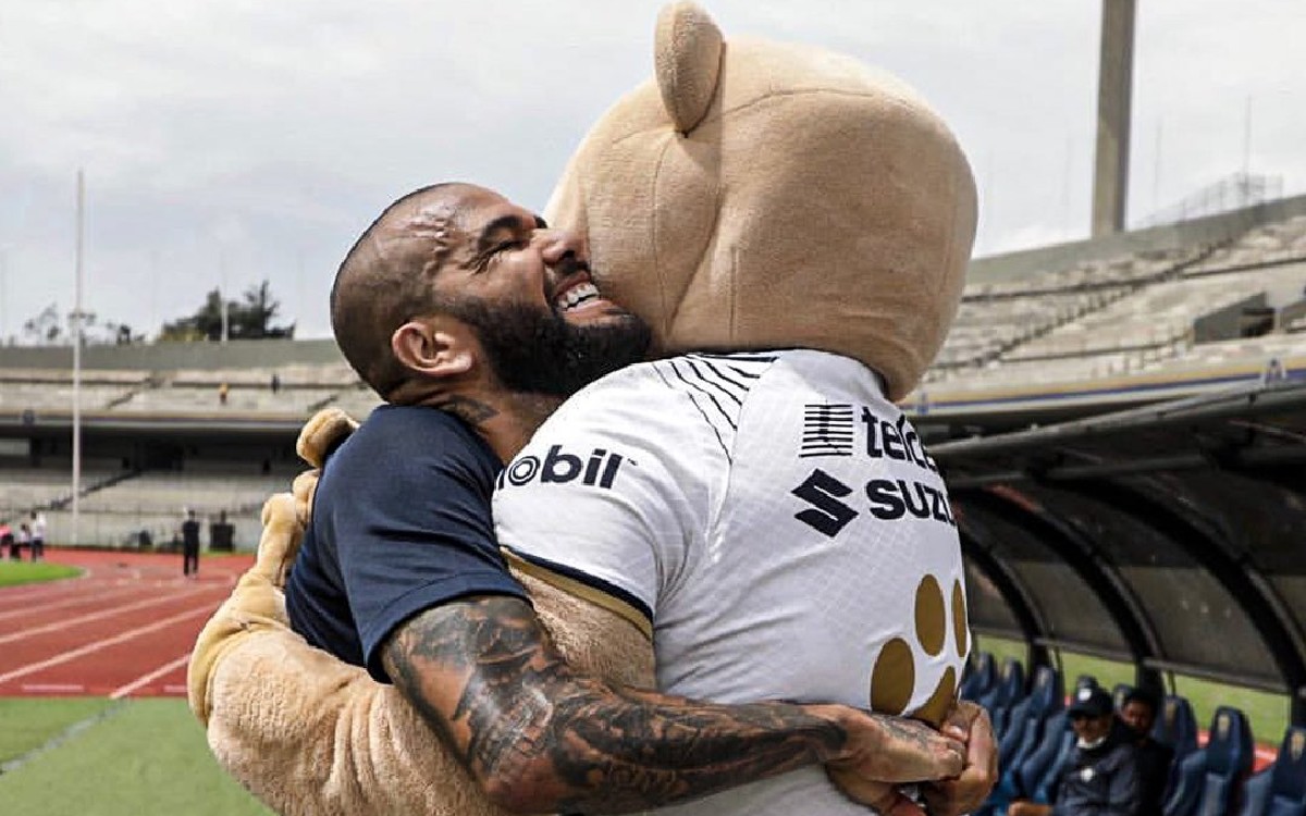 "Mi Nuevo amigo"; Dani Alves presume foto con Goyo y suma puntos con la afición