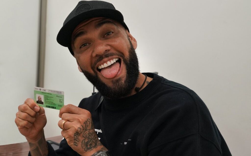 Migración acredita a Dani Alves como residente de México