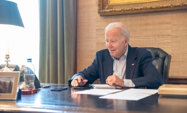 "Mis síntomas son leves", dice Biden en su primer mensaje tras dar positivo a Covid-19